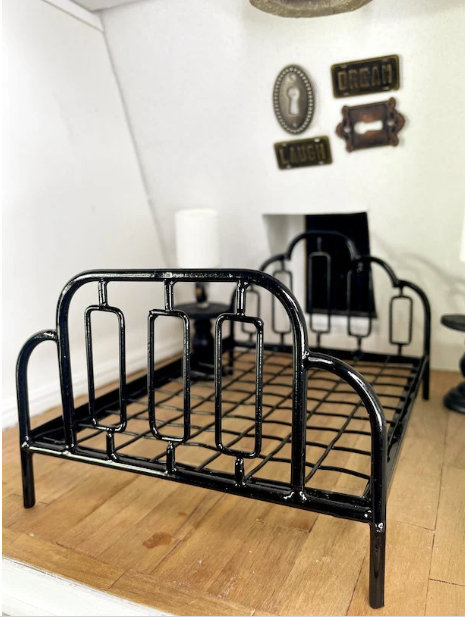 1:12 Scale Dollhouse Sillhoutee Bed
